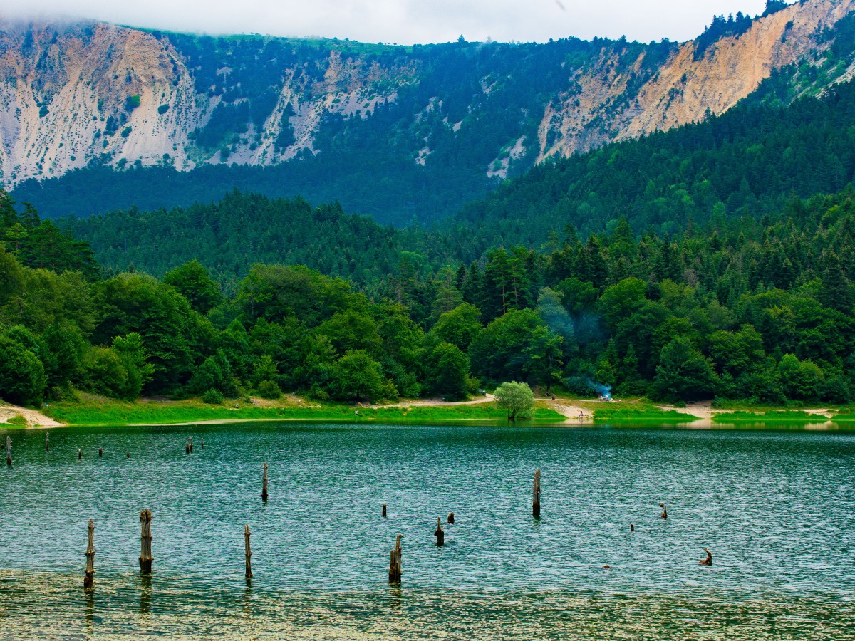 Sülüklü göl kamp